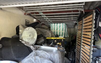 VENTE AUX ENCHERES DES MEUBLES DANS UN GARAGE